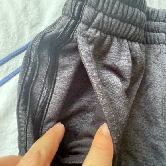 Boys Adidas joggers. Size 8. Good condition - Picture 4 of 5